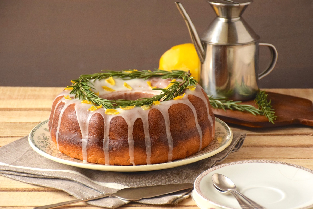 Bundt cake citron, huile d'olive, romarin