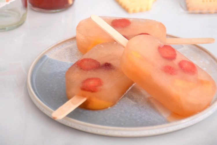 Glaces à l'eau au thé vert pêche