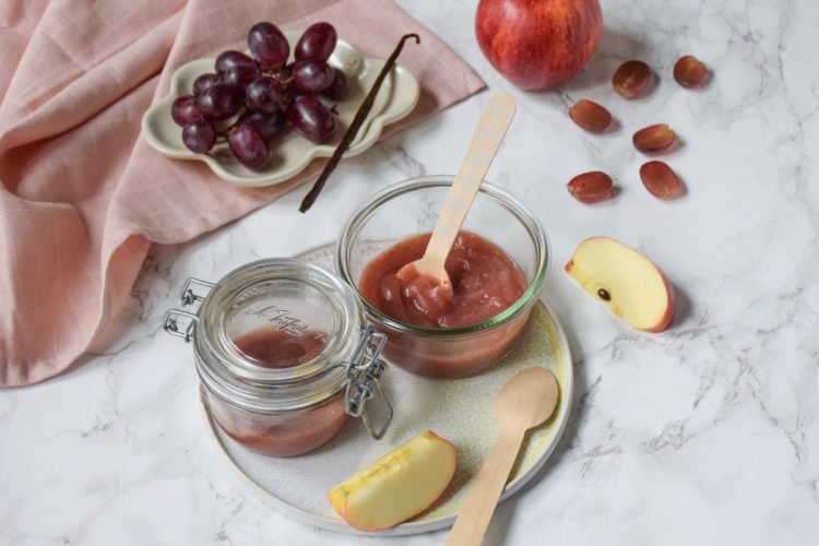 Petit pot bébé: compote pomme raisin