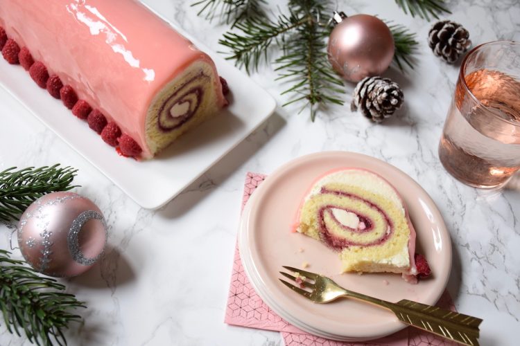 Bûche rose surprise, mousse de litchis et roulé rose framboise