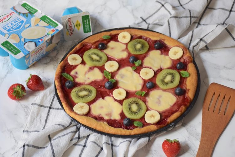Pizza sucrée aux fruits et cookie