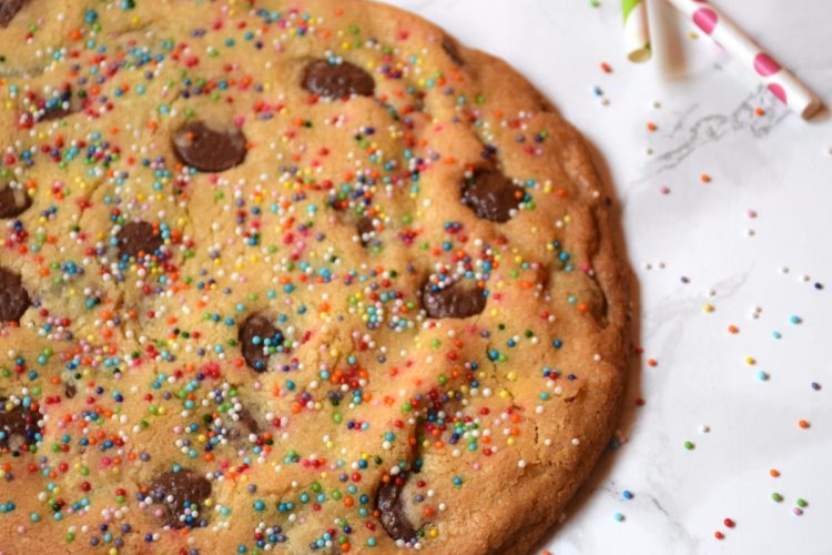 cookie géant rainbow